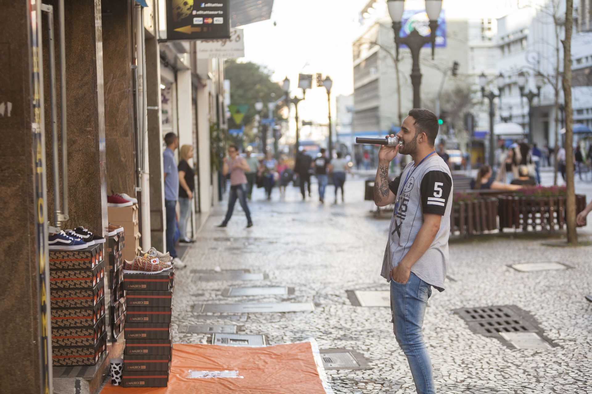Felipe Lobato tem 20 anos e começou há menos de um ano a ser locutor de loja. Foto: Fernando Zequinão/Gazeta do Povo Felipe Lobato tem 20 anos e começou há menos de um ano a ser locutor de loja. Foto: Fernando Zequinão/Gazeta do Povo
