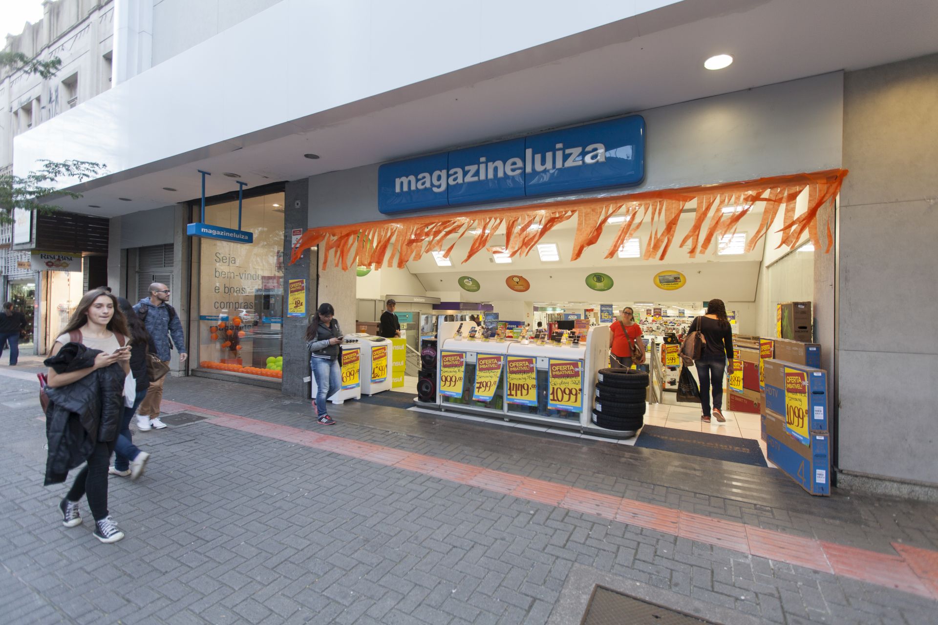 Sem presença física: nessa unidade da loja, os arquivos de áudio são gravados diariamente por um locutor contratado. Foto: Fernando Zequinão/Gazeta do Povo Sem presença física: nessa unidade da loja, os arquivos de áudio são gravados diariamente por um locutor contratado. Foto: Fernando Zequinão/Gazeta do Povo