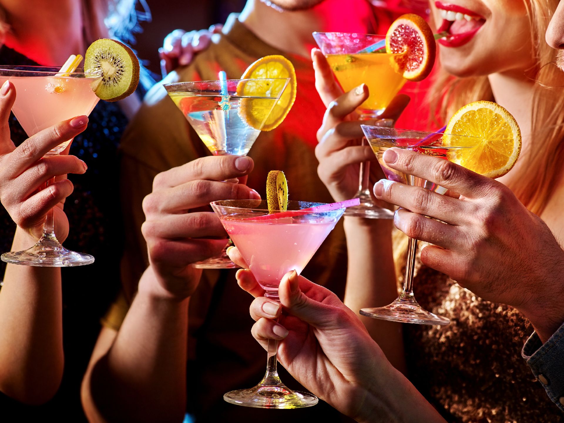 Lembrar de tomar água entre os drinks é uma das medidas para reduzir os danos da ressaca. Foto: Bigstock
Lembrar de tomar água entre os drinks é uma das medidas para reduzir os danos da ressaca. Foto: Bigstock