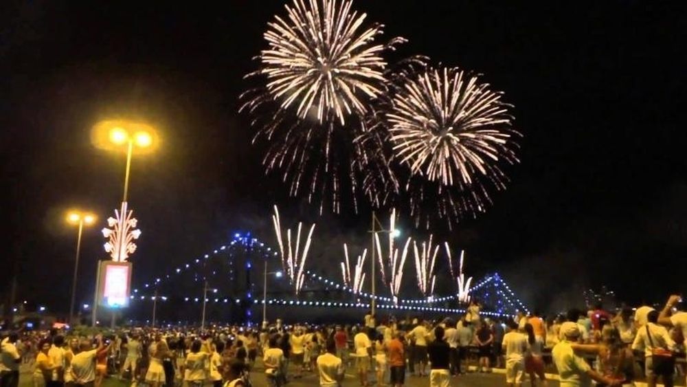 A queima de fogos poderá ser acompanhada na Beira Mar Norte da ilha e do continente, como foi em 2017. Foto: Prefeitura de Florianópolis/divulgação. A queima de fogos poderá ser acompanhada na Beira Mar Norte da ilha e do continente, como foi em 2017. Foto: Prefeitura de Florianópolis/divulgação.