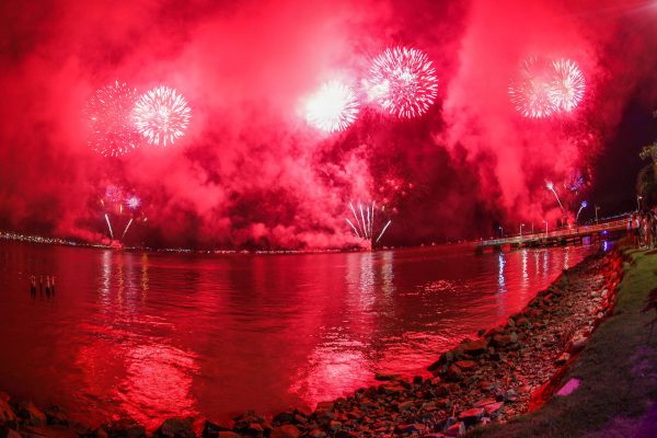 Florianópolis organiza show de fogos sem barulho para o Réveillon A mudança no show de fogos foi feita após muitos pedidos de tutores e pais de crianças autistas. Foto: Cristiano Andujar / Prefeitura de Florianópolis.