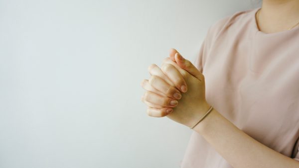 Pesquisa revela que ainda existe preconceito com as causas do câncer de mama Mulheres com câncer de mama escutam que doença é "castigo" ou resultado de "mágoas". Foto: Ruben Hutabarat/Unsplash.
