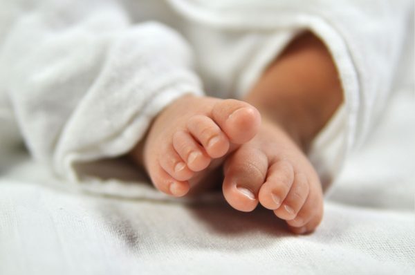 Como cortar as unhas de bebês (e adultos) corretamente para evitar que encrave Bebês também podem ter as unhas dos pés encravadas, especialmente o primeiro dedo; tratamento pode ser simples, com mudança na hora de cortar, a cirurgia (Foto: Bigstock)