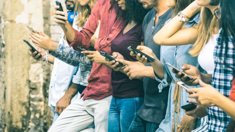 Número do Ministério da Saúde no WhatsApp pode receber informações sobre saúde, compartilhadas nas redes sociais, e dará o retorno: é ou não fake news (Foto: Bigstock)