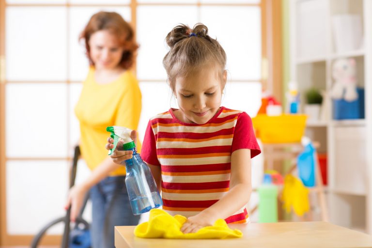 Quando a organização é aprendida desde a infância, com diferentes tarefas e evoluções durante seu crescimento, colabora na formação de um adulto responsável, comprometido e autônomo. Foto: Bigstock