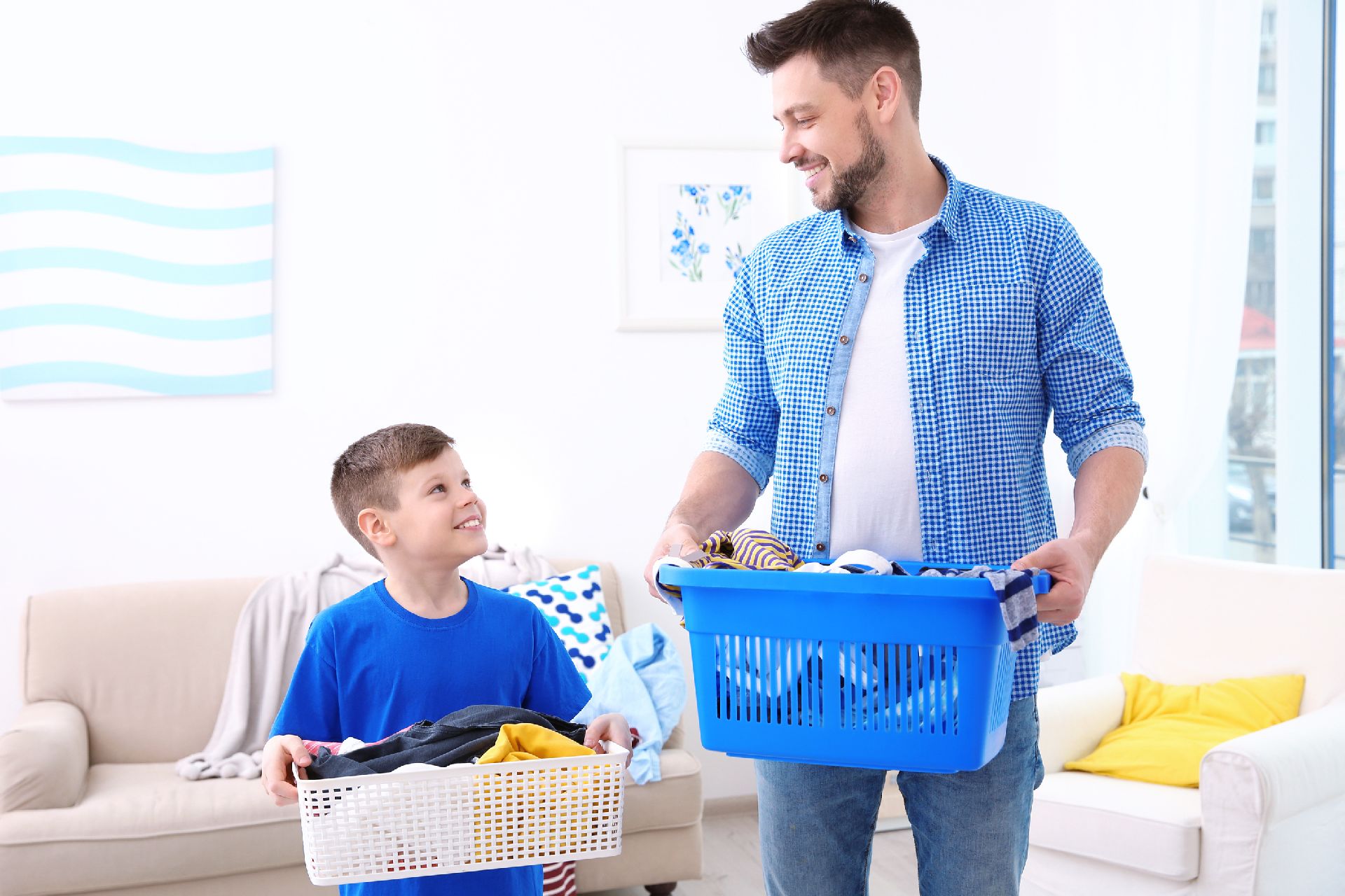 O pai não deve ter papel de "ajudante" . Também cabe a ele arrumar a casa e dar o exemplo. Foto: Bigstock O pai não deve ter papel de "ajudante" . Também cabe a ele arrumar a casa e dar o exemplo. Foto: Bigstock