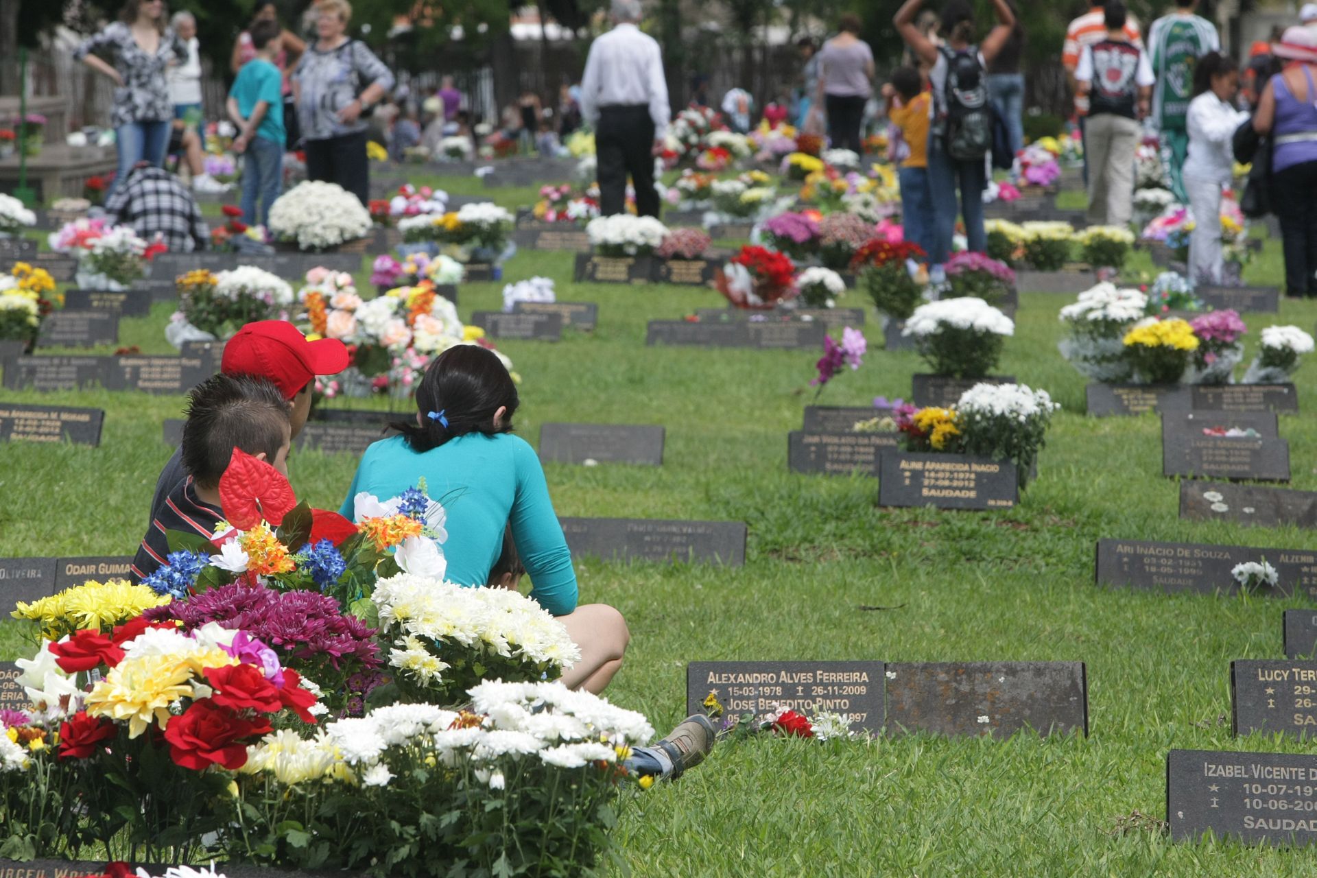 Visitar o cemitério pode ajudar algumas pessoas na elaboração do luto (Foto: Ivonaldo Alexandre / Gazeta do Povo / Arquivo)