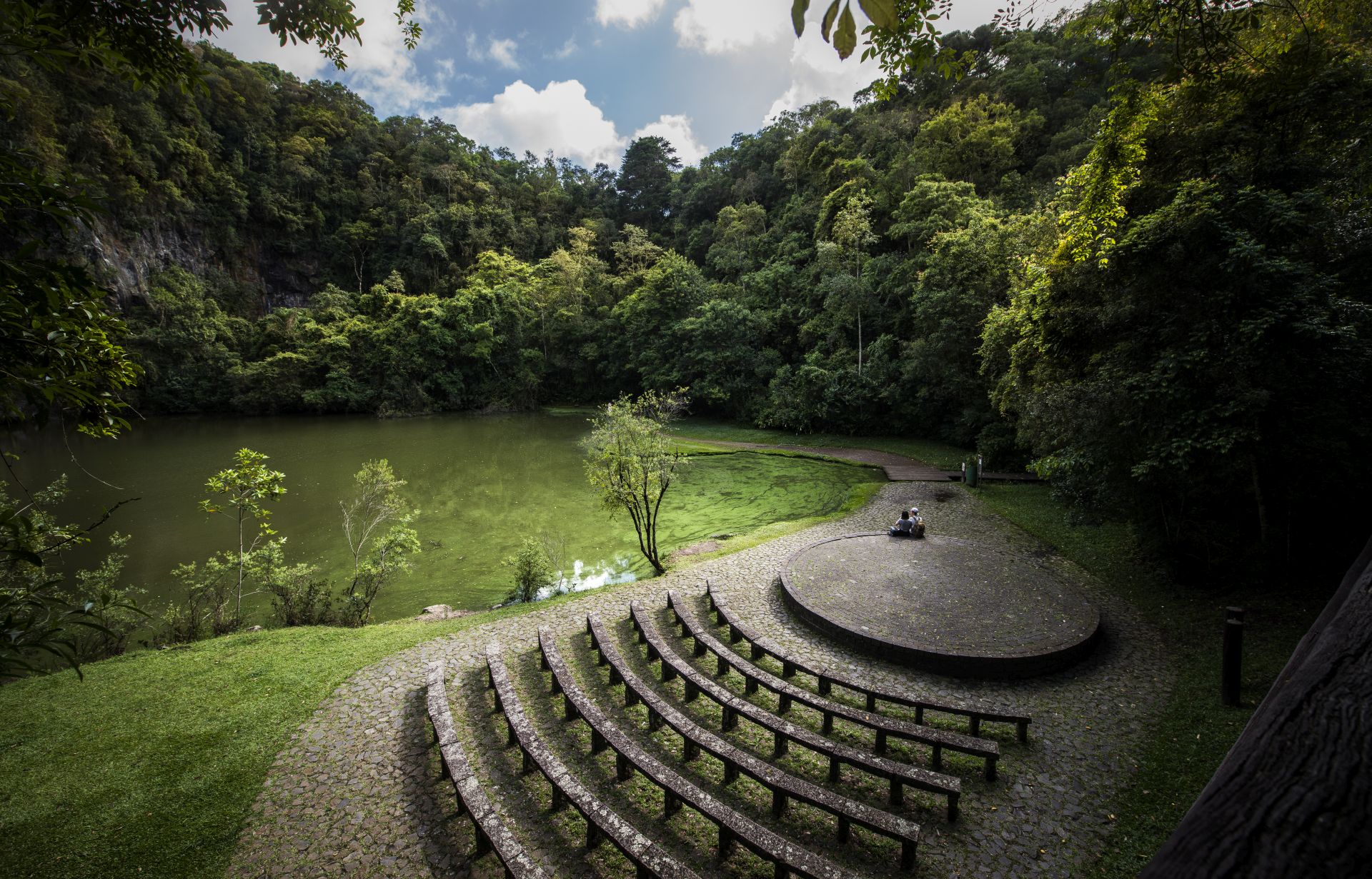 Universidade Livre do Meio Ambiente, a Unilivre, fica em meio ao Bosque Zaninelli, um dos lugares preferidos de casais e fotógrafos. Foto: Letícia Akemi/Gazeta do Povo