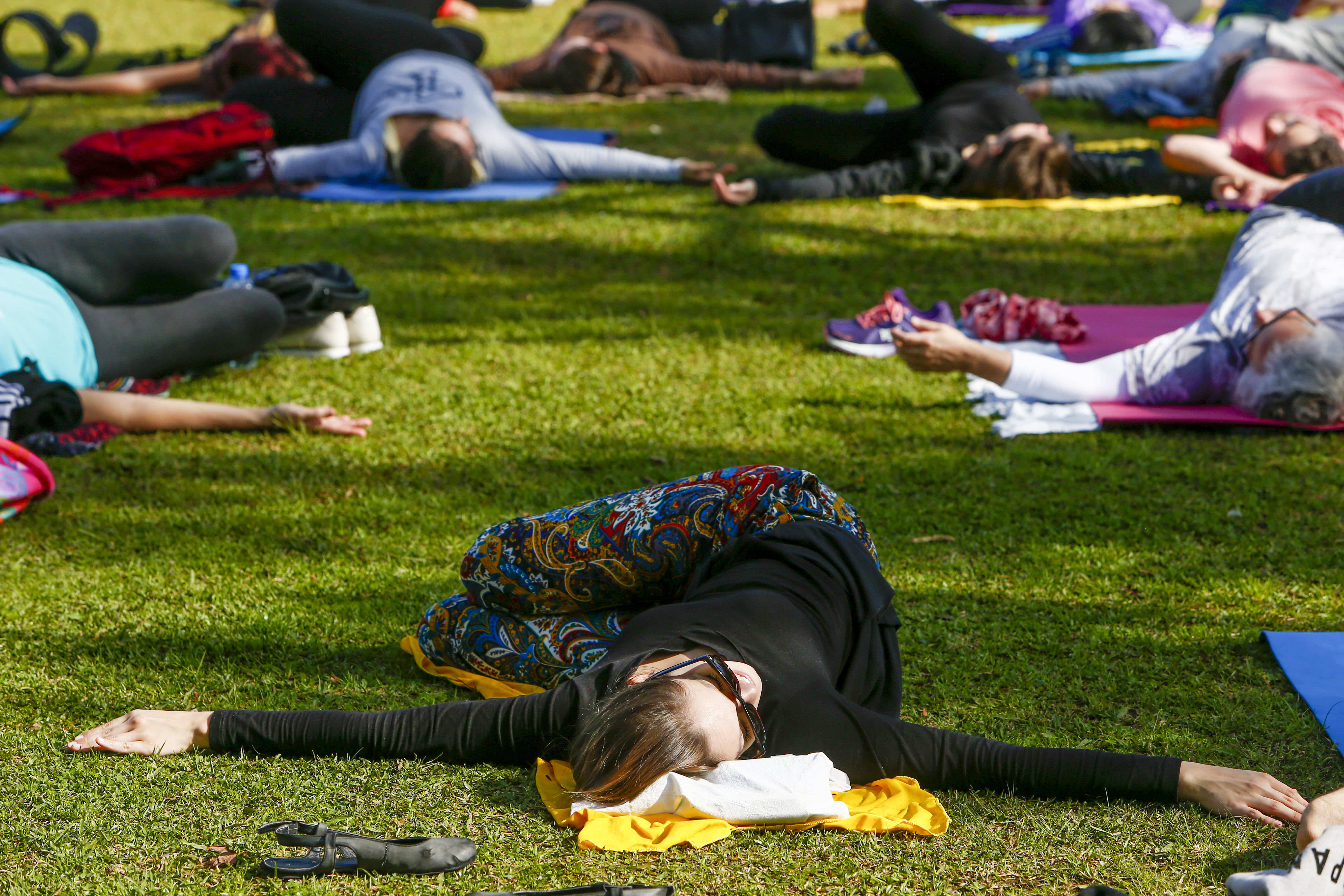 O projeto Yoga no Parque realiza aulas em diversos espaços ao ar livre em Curitiba. Foto: Hugo Harada/Gazeta do Povo. 