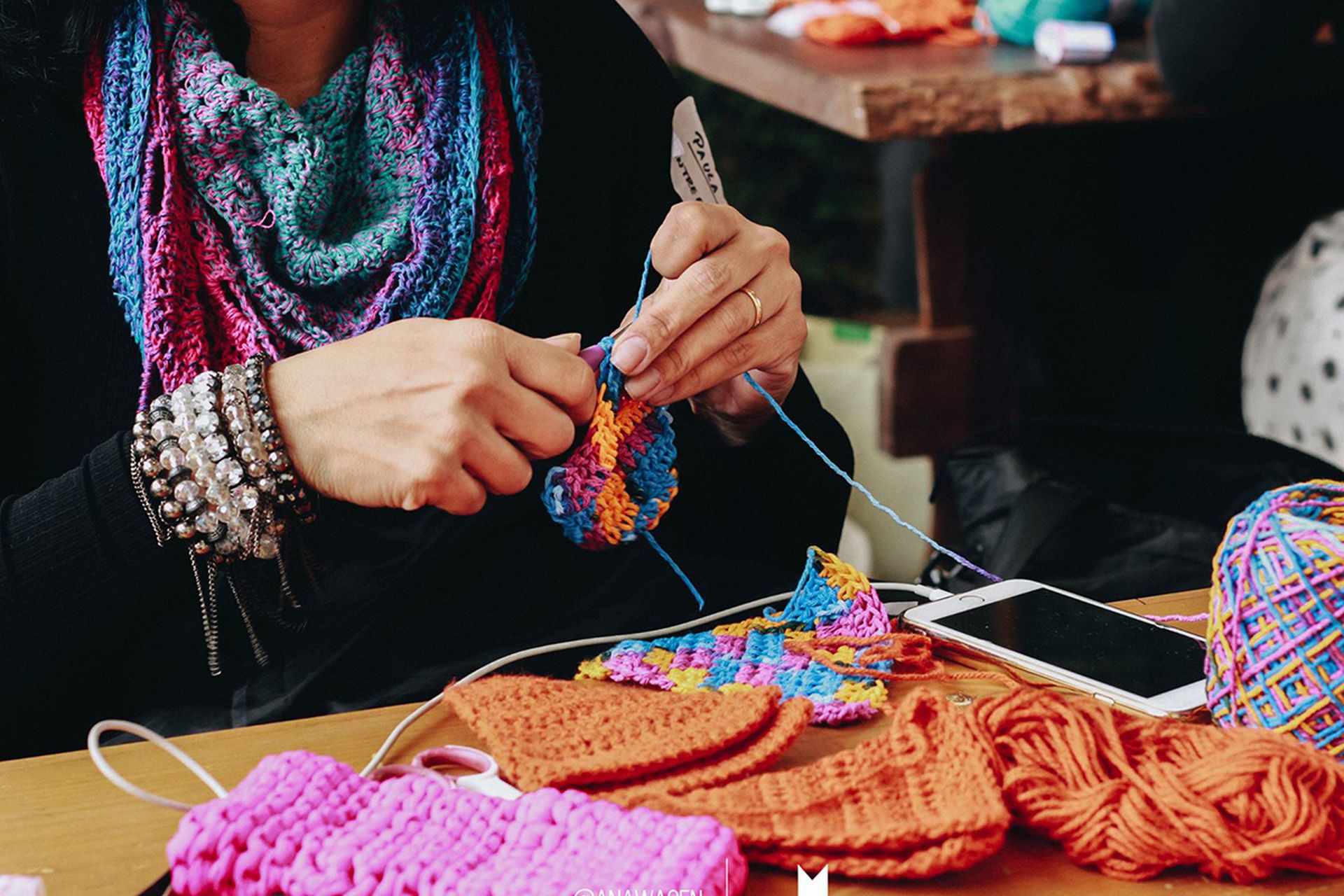 O crochê produzido durante a tarde será usado na decoração de árvores. (foto: divulgação)