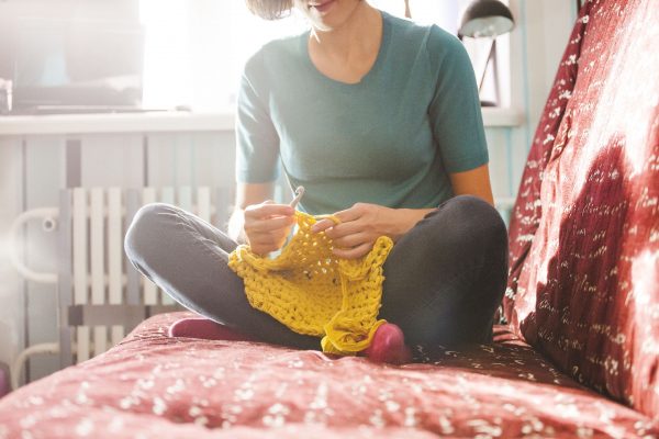 O crochê pode funcionar como terapia para quem quer escapar do virtual. (Foto: Bigstock)