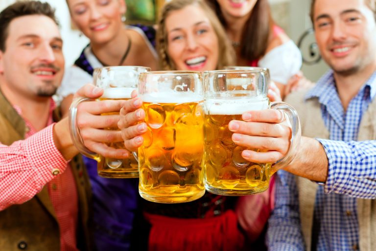 Consumo de bebidas alcoólicas contribui para desidratação. Foto: Bigstock