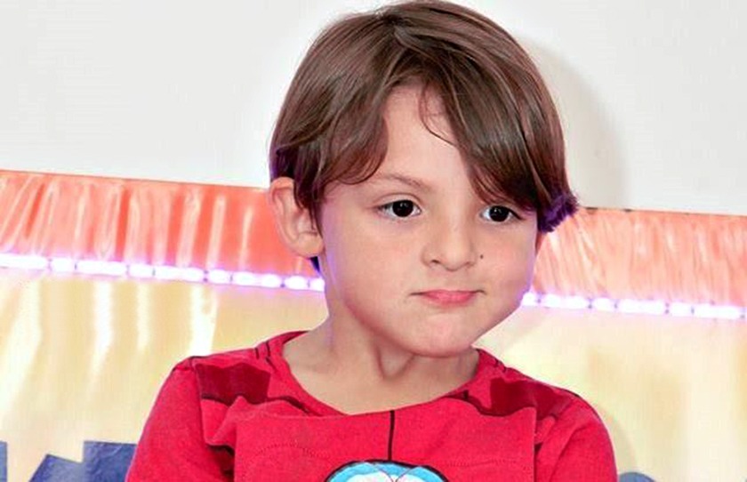 Davi Lucca, de 5 anos, teve um imprevisto na apresentação da escola, mas contou com a ajuda da mãe. Foto: arquivo pessoal