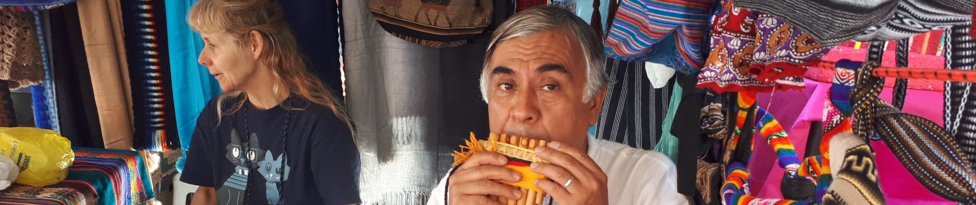 De origem chilena, Erwin Fernando vende flautas e teares na feirinha do Largo da Ordem, todos os domingos pela manhã (Foto: Amanda Milléo / Gazeta do Povo) 