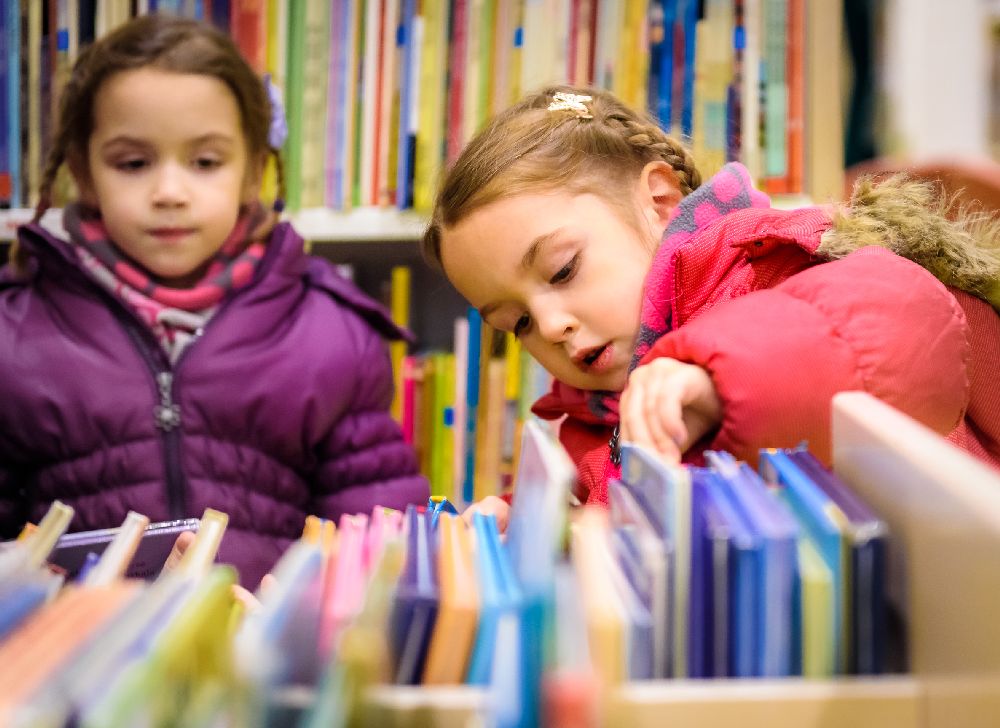 Na Islândia, criou-se uma tradição peculiar após a restrição de importação na época da Segunda Guerra Mundial: trocam-se livros na noite de Natal e após a ceia, toda a família se reúne para ler. Foto: Bigstock Na Islândia, criou-se uma tradição peculiar após a restrição de importação na época da Segunda Guerra Mundial: trocam-se livros na noite de Natal e após a ceia, toda a família se reúne para ler. Foto: Bigstock
