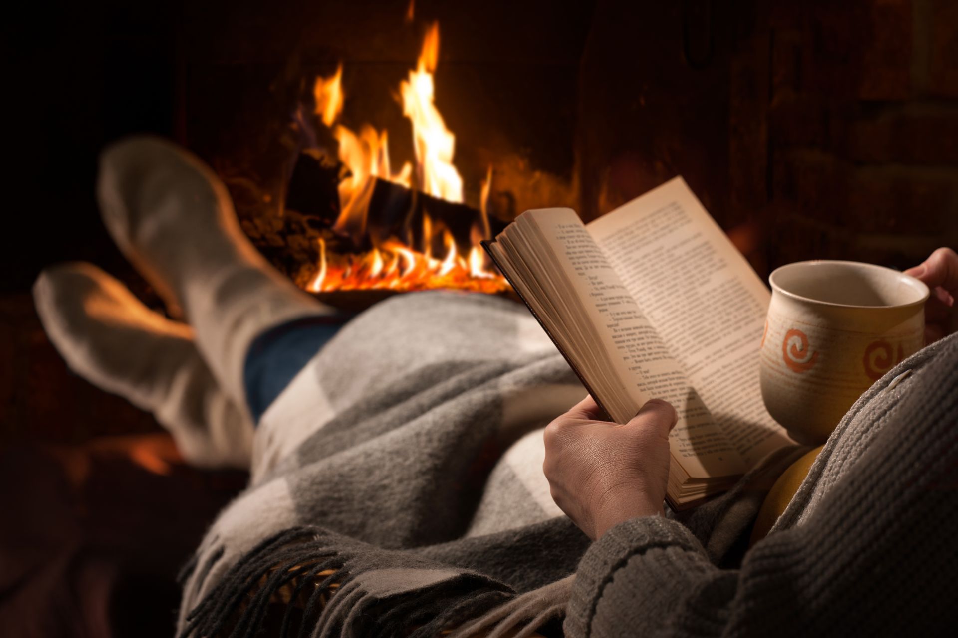 Na França, costumava-se manter um tronco único queimando pelo máximo de tempo possível. Quanto mais tempo durasse, mais próspera seria a colheita do ano seguinte. Foto: Bigstock Na França, costumava-se manter um tronco único queimando pelo máximo de tempo possível. Quanto mais tempo durasse, mais próspera seria a colheita do ano seguinte. Foto: Bigstock