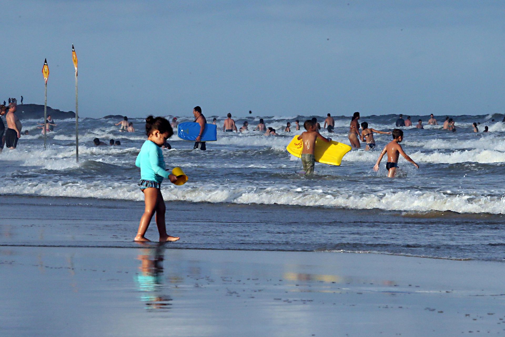 Dica de especialistas é observar entorno na praia para prever possíveis acidentes. (Foto: Albari Rosa / Gazeta do Povo) Dica de especialistas é observar entorno na praia para prever possíveis acidentes. (Foto: Albari Rosa / Gazeta do Povo)