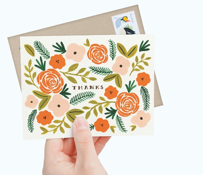 Se não há como fugir do cartão-presente para seu amigo secreto, inclua um cartão com uma mensagem escrita à mão. Foto: Divulgação Se não há como fugir do cartão-presente para seu amigo secreto, inclua um cartão com uma mensagem escrita à mão. Foto: Divulgação