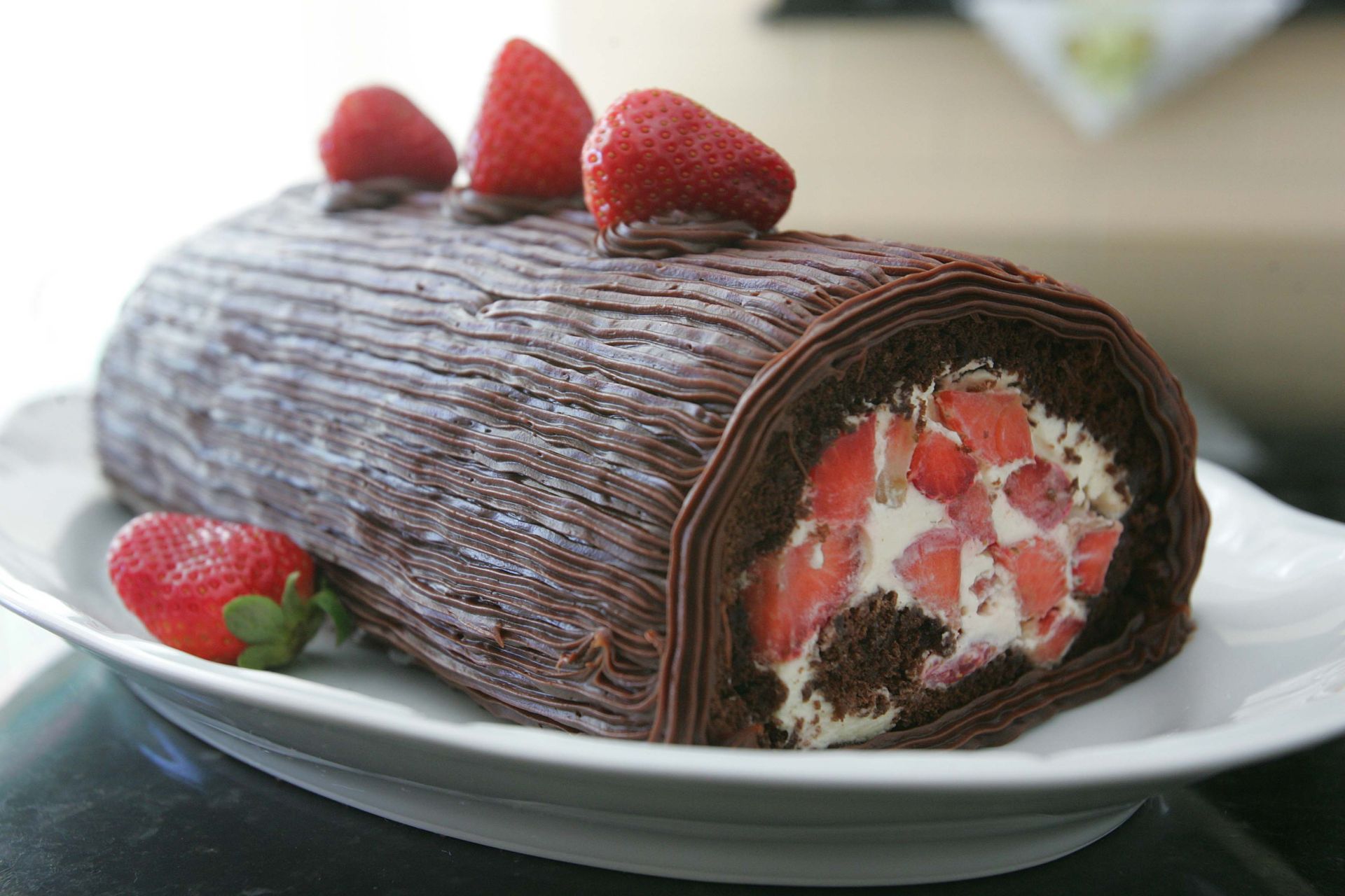 Uma sobremesa típica é o tronco de Natal, um rocambole com cobertura de chocolate que imita a textura de uma árvore. Foto: Ivonaldo Alexandre/Arquivo Gazeta do Povo Uma sobremesa típica é o tronco de Natal, um rocambole com cobertura de chocolate que imita a textura de uma árvore. Foto: Ivonaldo Alexandre/Arquivo Gazeta do Povo