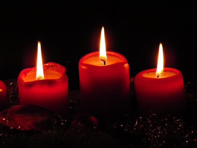 Na Espanha, acende-se uma vela na virada do dia 24 a 25 de dezembro ao lado da manjedoura com o menino Jesus. Foto: VisualHunt
Na Espanha, acende-se uma vela na virada do dia 24 a 25 de dezembro ao lado da manjedoura com o menino Jesus. Foto: VisualHunt