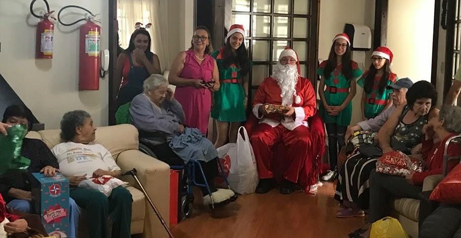 Bruna com amigos durante a entrega dos presentes em um asilo.(Foto: Arquivo pessoal)