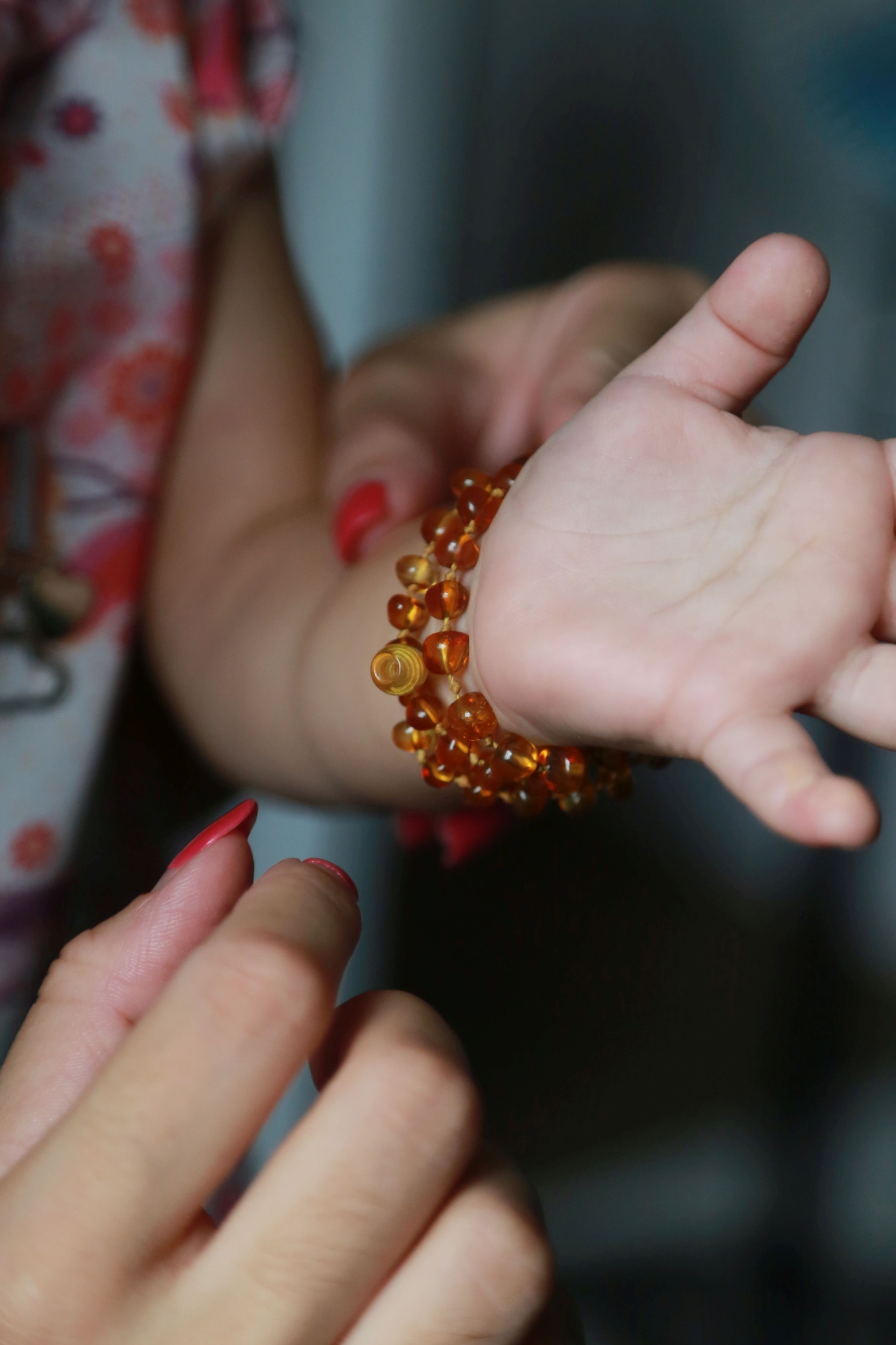 COLAR AMBAR BALTICO - CURITIBA - PARANA - Colares de ambar baltico para bebes, promete diminuir as dores no crescimento dos dentes e melhoras no sono. FOTO: Felipe Rosa / Tribuna do Parana - AGP COLAR AMBAR BALTICO - CURITIBA - PARANA - Colares de ambar baltico para bebes, promete diminuir as dores no crescimento dos dentes e melhoras no sono. FOTO: Felipe Rosa / Tribuna do Parana - AGP