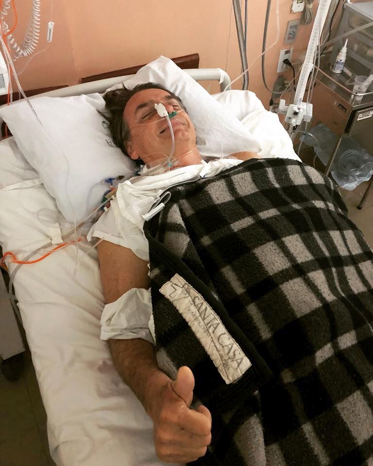 Então candidato à presidência, Bolsonaro sofreu um atentado em setembro de 2018, durante ato de campanha em Minas Gerais (Foto: Twitter) Então candidato à presidência, Bolsonaro sofreu um atentado em setembro de 2018, durante ato de campanha em Minas Gerais (Foto: Twitter)