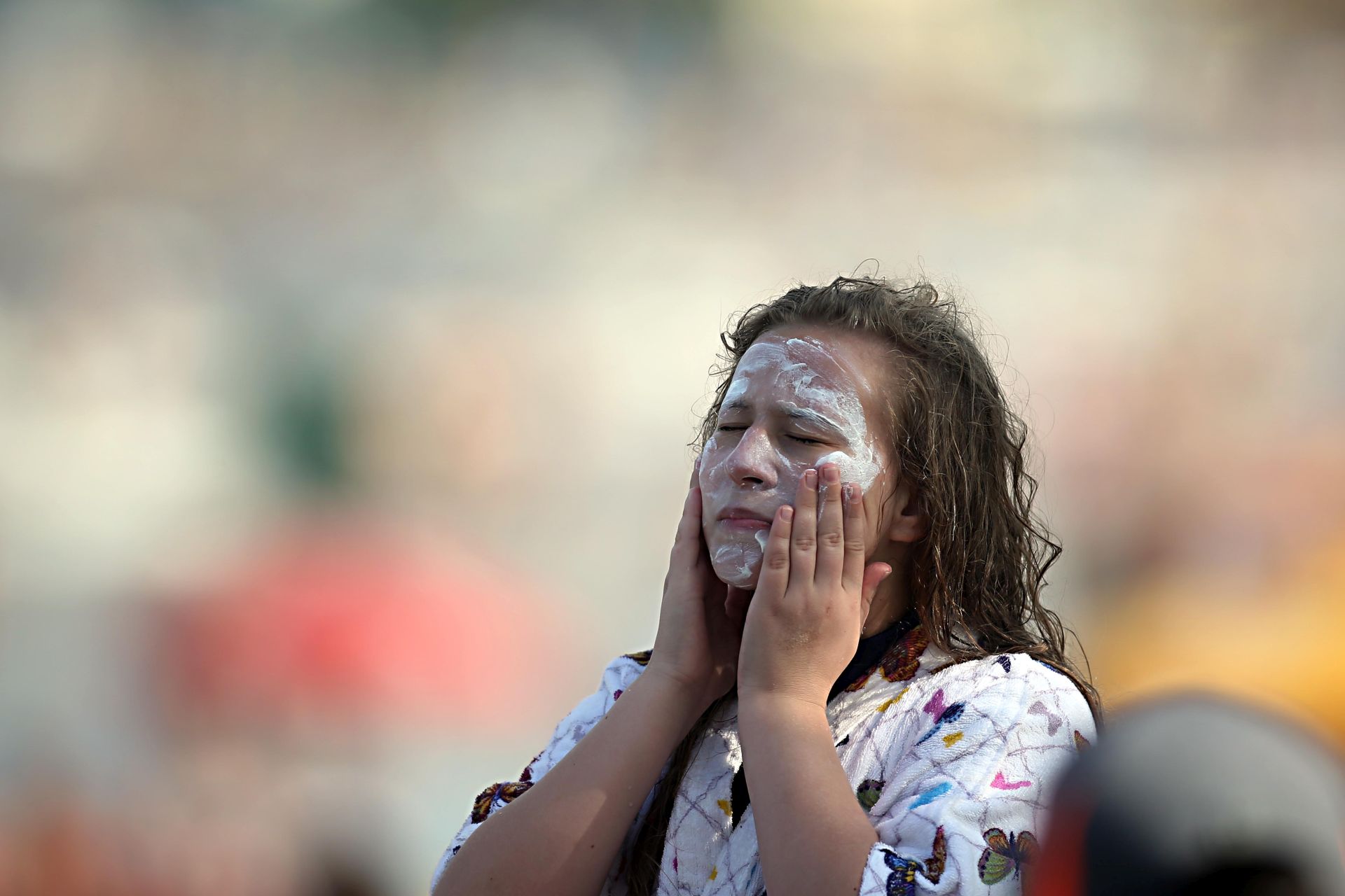 Passar protetor solar sem economia é a melhor forma de manter a pele saudável. Foto: Albari Rosa/Gazeta do Povo Passar protetor solar sem economia é a melhor forma de manter a pele saudável. Foto: Albari Rosa/Gazeta do Povo