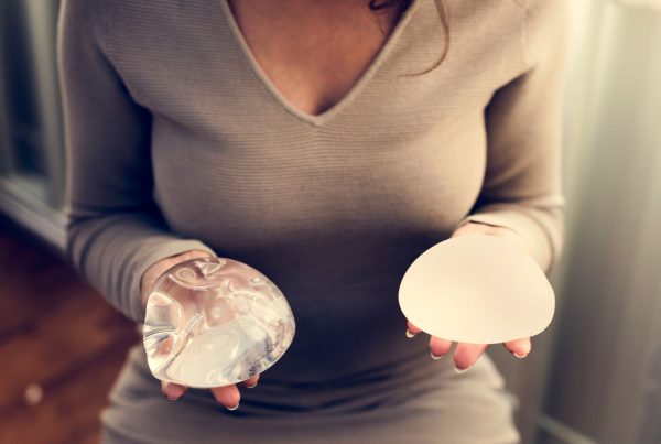 Três situações que exigem a substituição da prótese de silicone Substituição da prótese de silicone é cada vez mais rara, mas alguns casos exigem atenção (Foto: Bigstock)