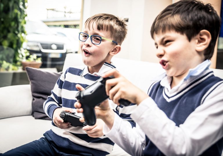 Agressividade e impulsividade podem surgir entre grupos específicos de crianças que fazem uso exagerado de telas, como videogames ou smartphones (Foto: Bigstock)