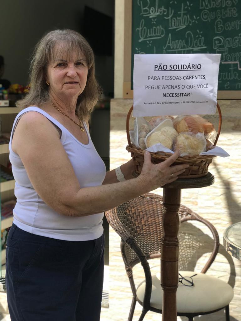 Dona Neca e a cesta de pães: todos os dias entre 50 e 100 produtos são doados. Foto: Arquivo pessoal Dona Neca e a cesta de pães: todos os dias entre 50 e 100 produtos são doados. Foto: Arquivo pessoal