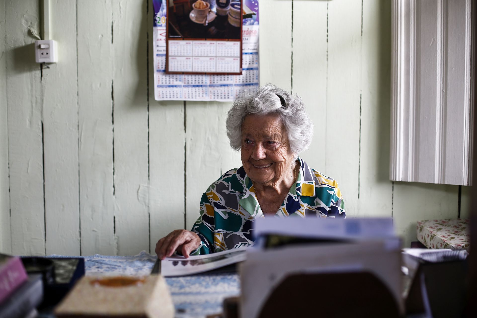 Muito lúcida e simpática, dona Sara Furquim se mantém ativa e recorda a vida em versos de poesia. Foto: André Rodrigues/ Gazeta do Povo