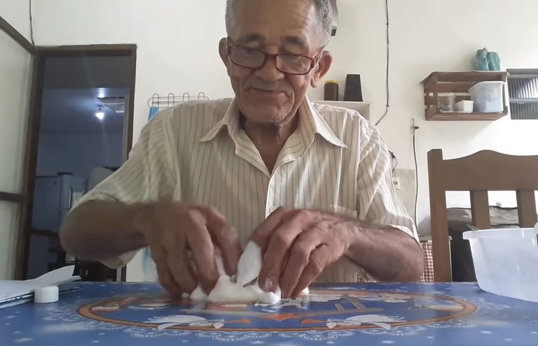 O zelador aposentado Nilson roubou o coração dos internautas com vídeos simples mostrando suas tentativas de produzir um slime - conhecido antigamente como “geleca” ou “amoeba. Foto: Reprodução/Facebook