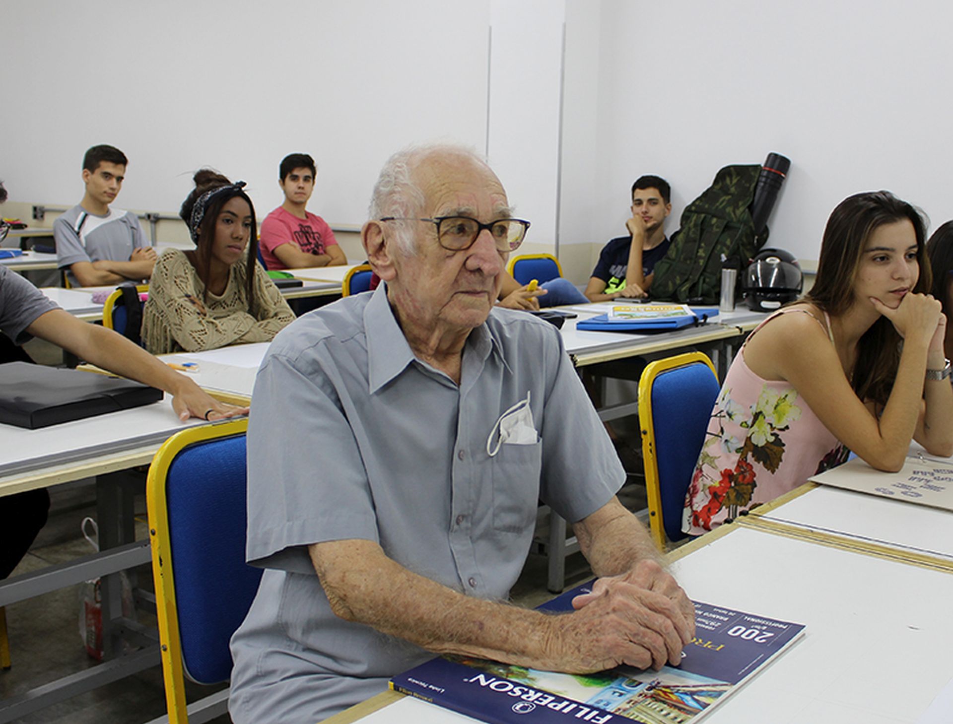 O estudante de 91 anos já possui uma longa experiência na área da arquitetura, engenharia e construção, e compartilha seu conhecimento durante as aulas. Foto: Centro Universitário Barão de Mauá