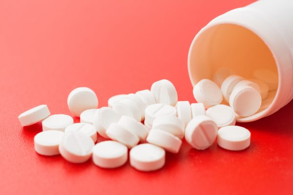 É verdade! Aspirina pode salvar a vida durante um infarto Grande parte dos pacientes que procuram atendimento emergencial com sintomas de infarto iminente já são tratados com o ácido acetilsalicílico (AAS), popularmente conhecido como aspirina. Foto: Bigstock