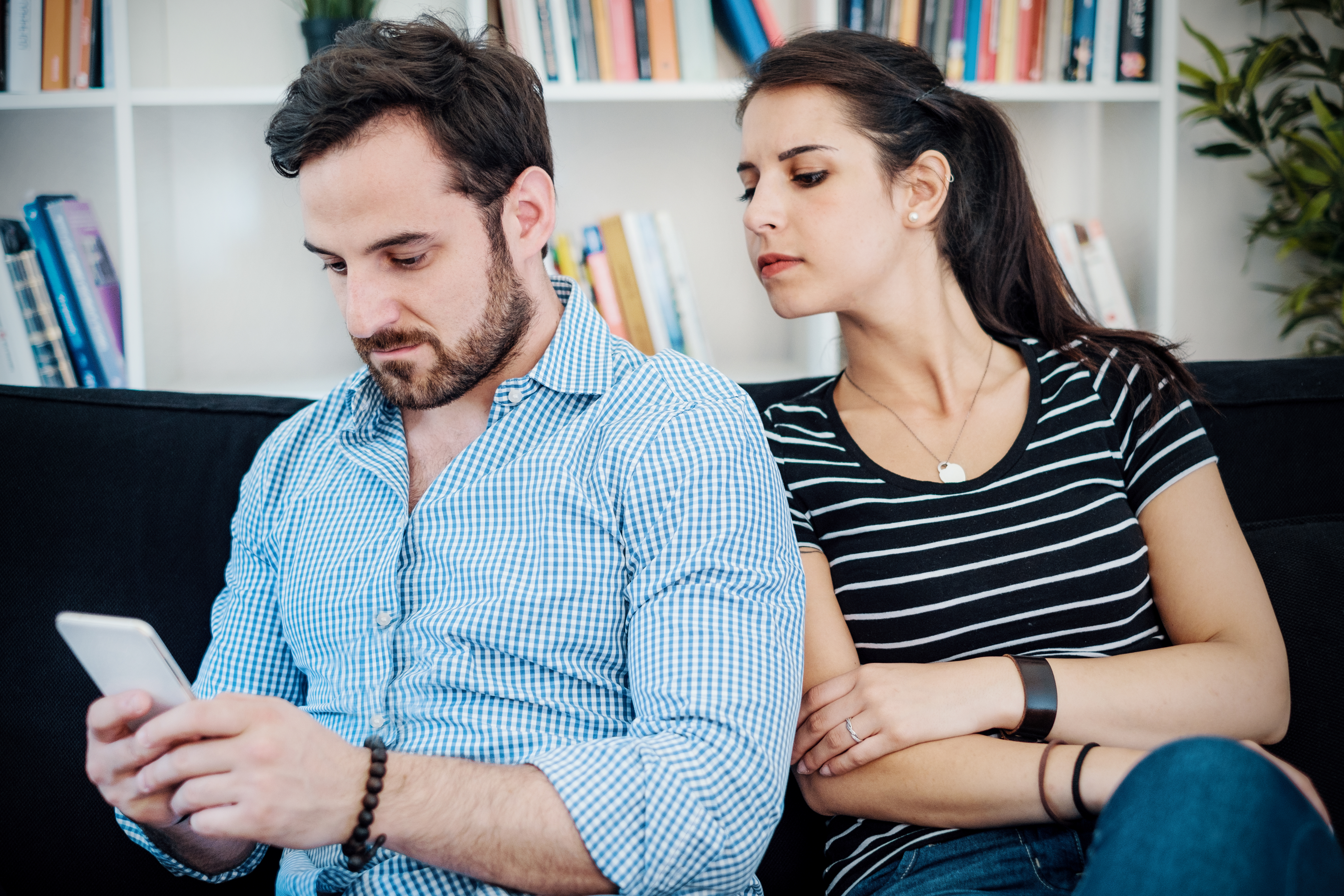 Controlar as mensagens do WhatsApp, Facebook e Instagram do companheiro evidencia a falta de confiança nele e prejudica a relação. Foto: Bigstock