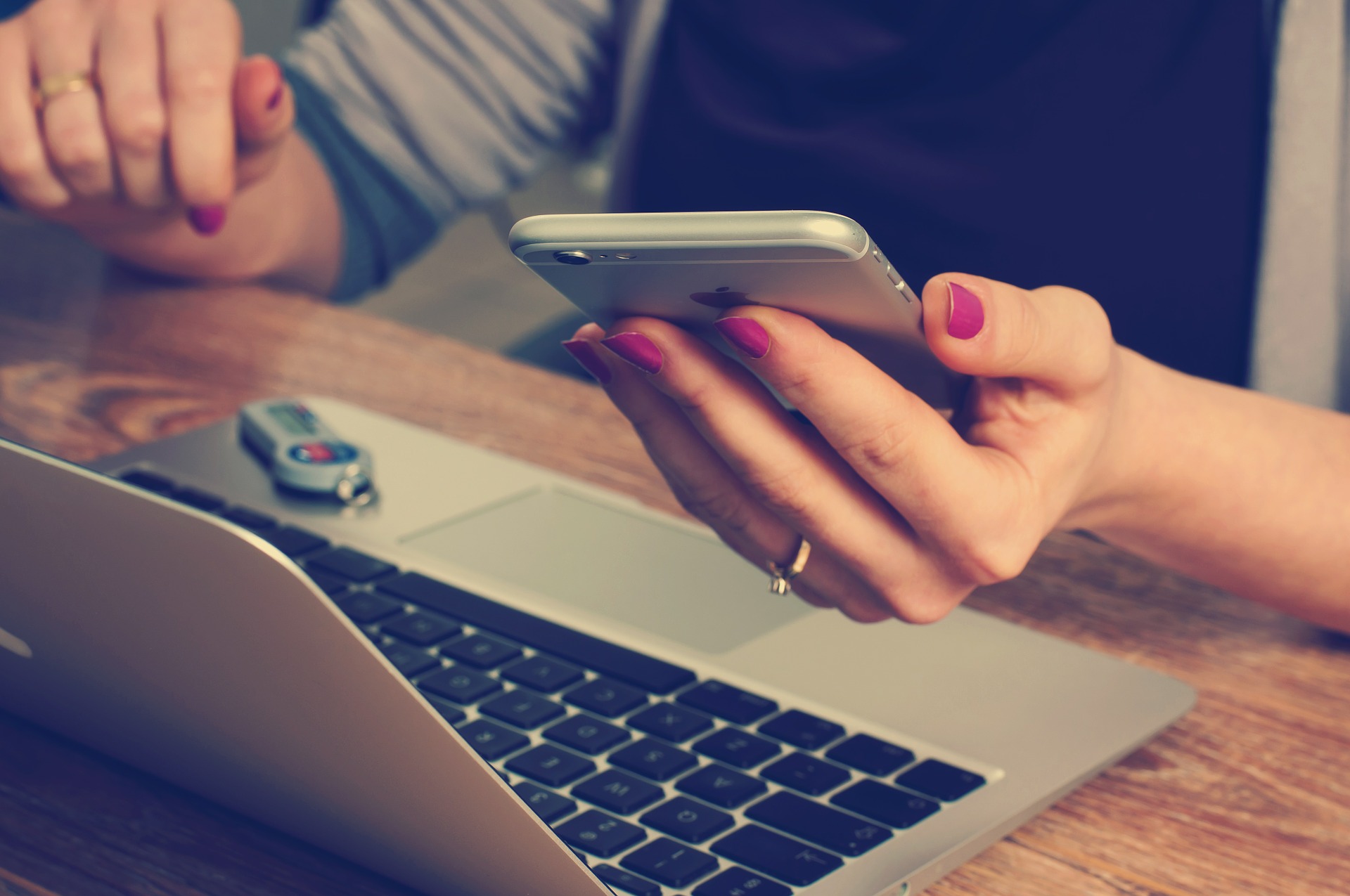 O monitoramento das redes sociais é um dos primeiros passos para que o indivíduo possessivo monitore outros aspectos da vida do parceiro. Foto: Pixabay O monitoramento das redes sociais é um dos primeiros passos para que o indivíduo possessivo monitore outros aspectos da vida do parceiro. Foto: Pixabay