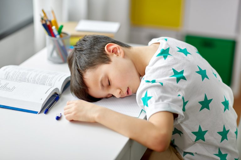 Acordar muito cedo agride a natureza dos adolescentes, diz especialista. Foto: Bigstock.