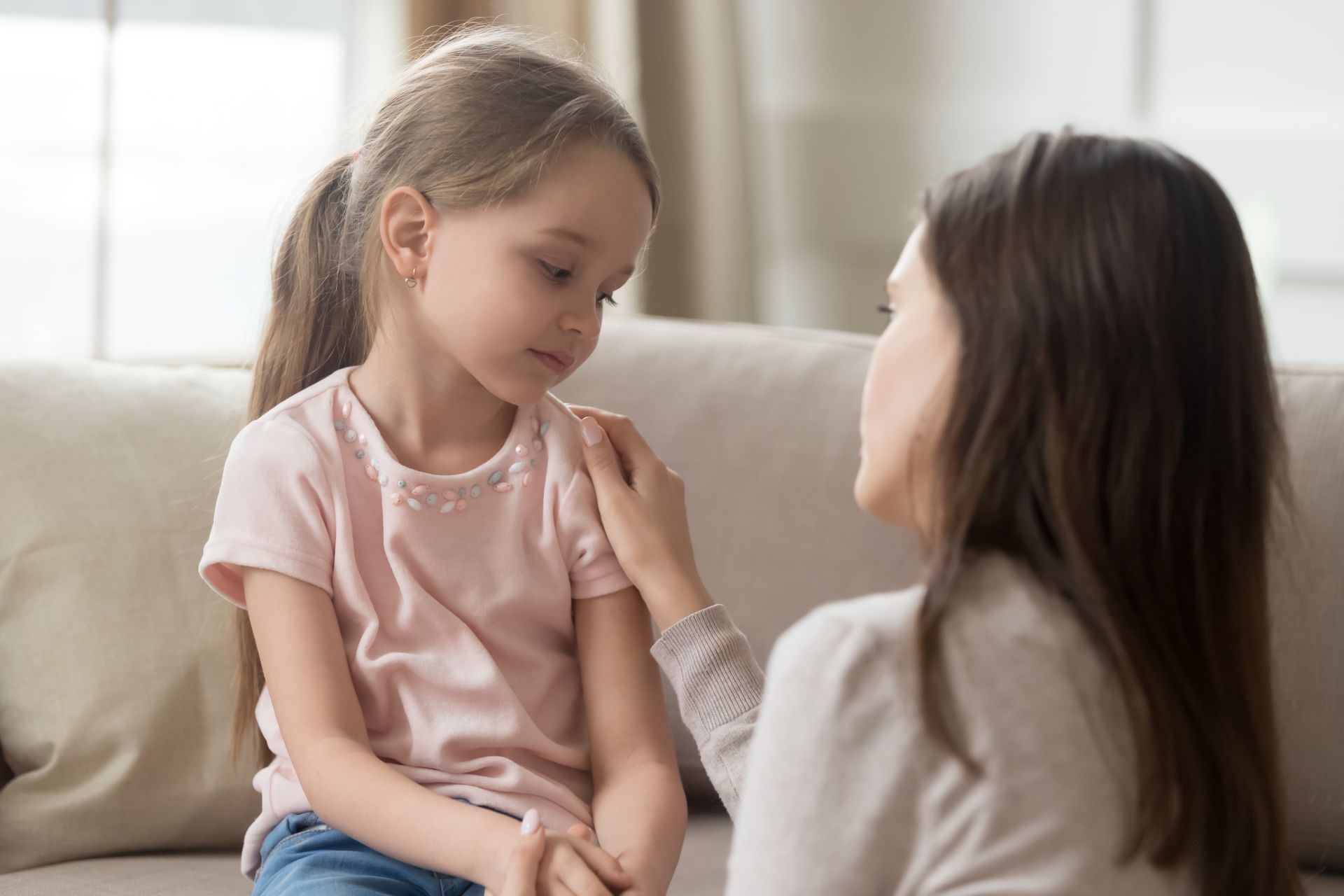 Abordar os assuntos mais espinhosos com as crianças, mesmo quando elas são muito pequenas, é importante para processar as informações que ela vê fora de casa (Foto: Bigstock)
