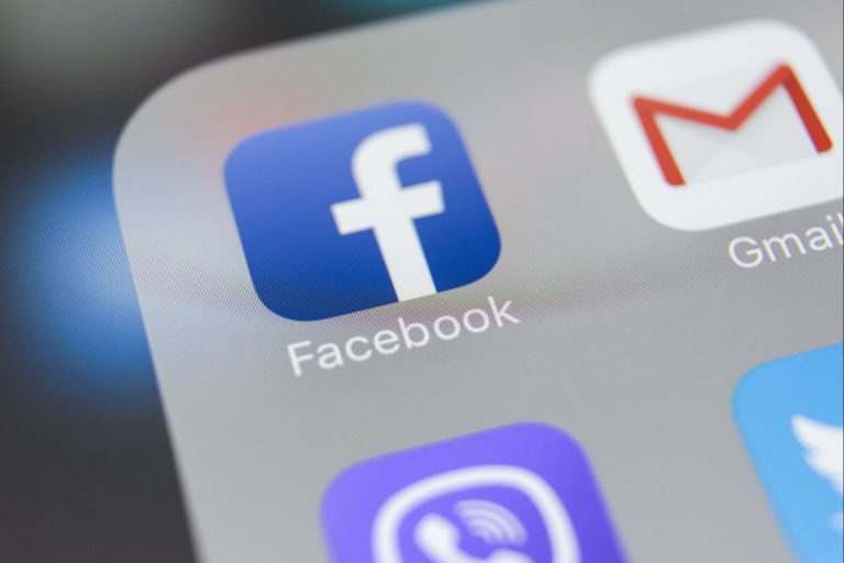 Medida da rede social visa reduzir compartilhamento de conteúdos de saúde que sejam fake news (Foto: Bigstock)