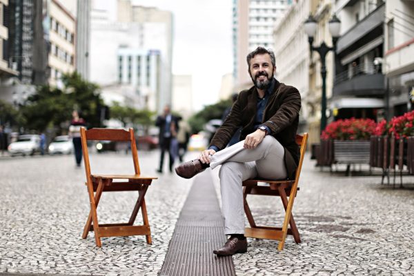 Psicólogo monta consultório na rua para escutar histórias de amor O psicoterapeuta Matheus Vieira pretende escrever um livro com as histórias de amor relatadas na Rua XV. Foto: Alexandre Mazzo