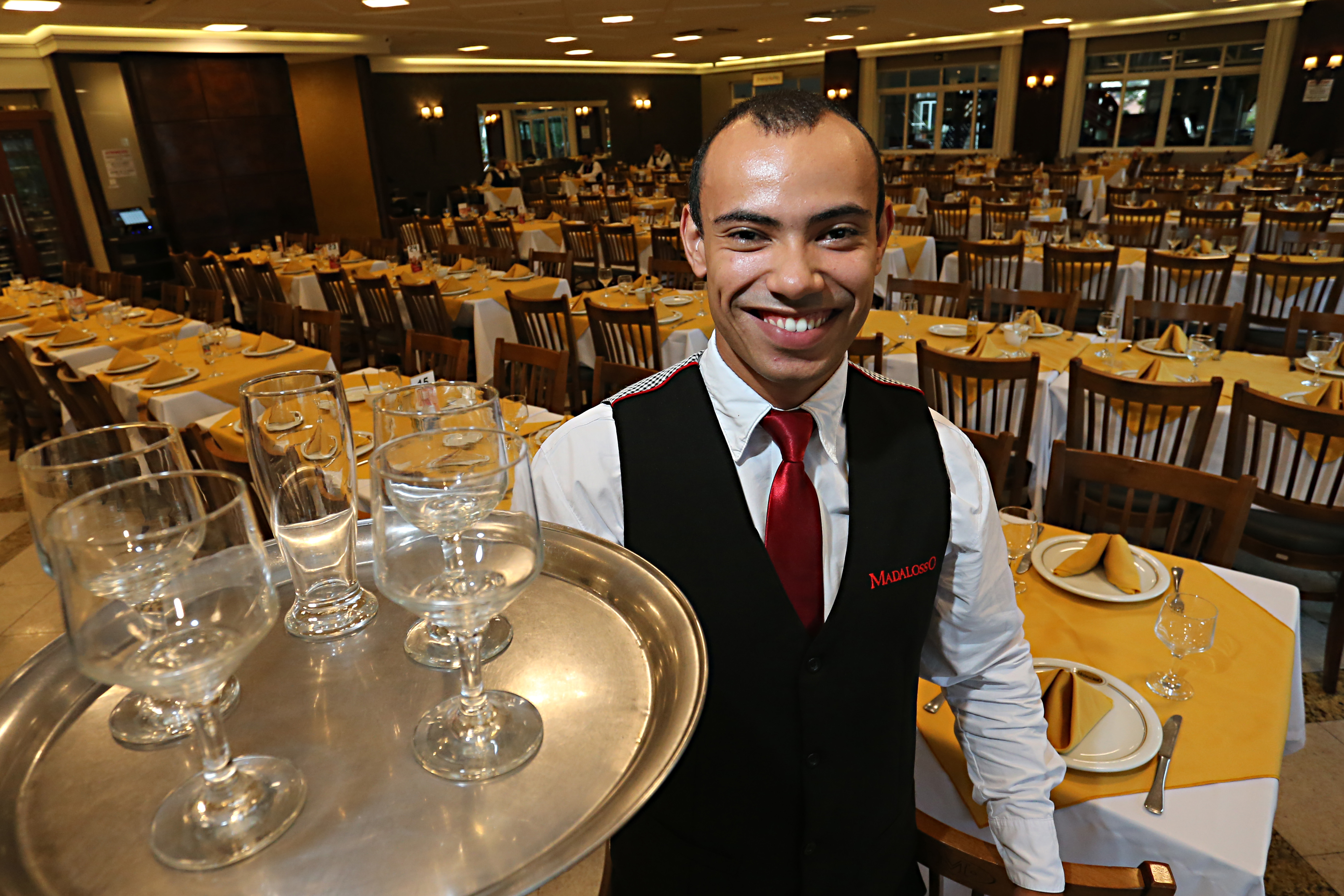 Leonardo Allans, estudante de Veterinária da UFPR, trabalha como garçom no restaurante Novo Madalosso para custear as despesas. Foto: Albari Rosa