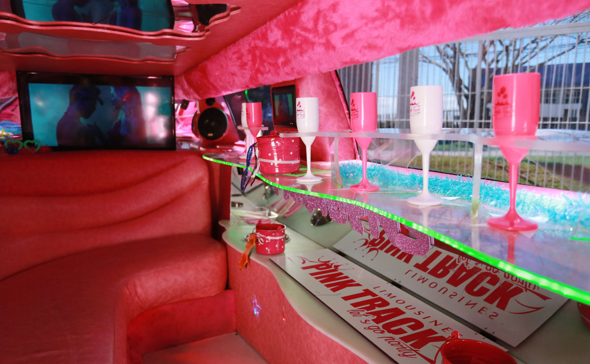 A limousine rosa tem diversos mimos para os passageiros, incluindo champanhe sem álcool. Foto: Felipe Rosa/Tribuna do Paraná A limousine rosa tem diversos mimos para os passageiros, incluindo champanhe sem álcool. Foto: Felipe Rosa/Tribuna do Paraná
