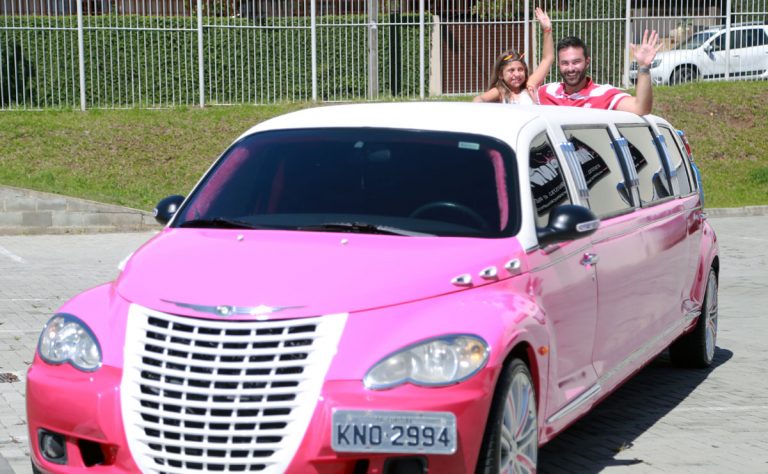 A procura para aniversários infantis a bordo de limousines têm sido mais comuns do que a locação para outros fins. Foto: Felipe Rosa/Tribuna do Paraná