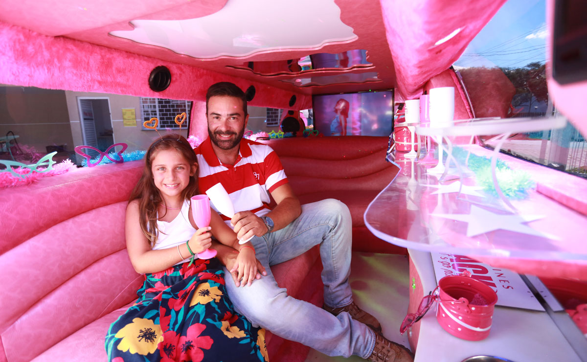 Festas em limousine atraem crianças e adultos: quanto mais glamour melhor Festas em limousine atraem crianças e adultos: quanto mais glamour melhor