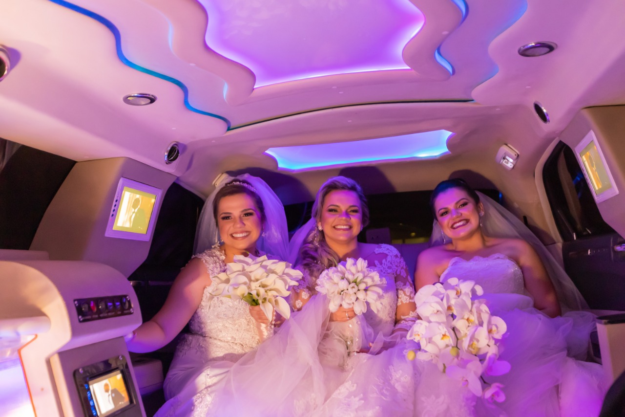 As irmãs 'Marias' alugaram a limousine rosa para casar. Foto: Felipe Rosa/Tribuna do Paraná As irmãs 'Marias' alugaram a limousine rosa para casar. Foto: Felipe Rosa/Tribuna do Paraná