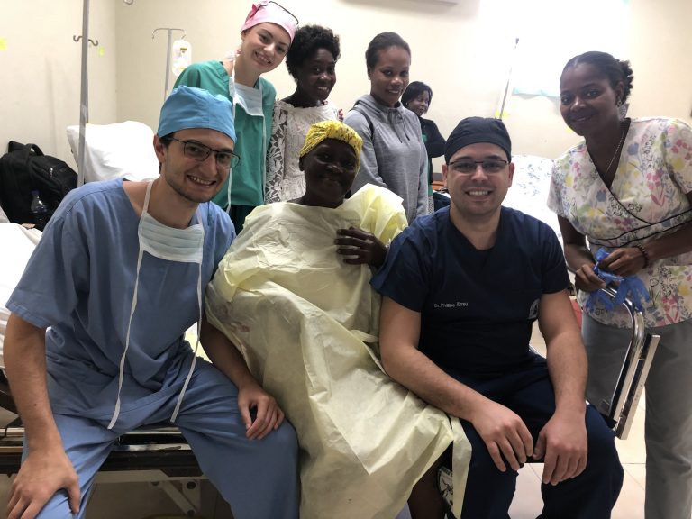 Phillipe Abreu já foi três vezes ao Haiti. Na foto, ao lado de colegas médicos e pacientes (Foto: arquivo pessoal)