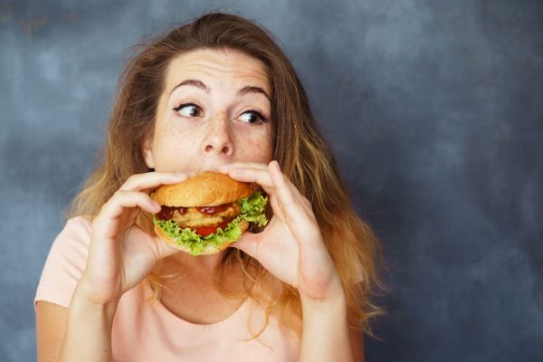 Paladar infantil não é frescura e pode ser superado com dicas simples O paladar infantil é um distúrbio alimentar em que a pessoa rejeita um grupo de alimentos e continua comendo "como criança" mesmo depois de adulto. Foto: Bigstock