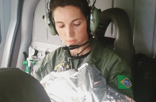 “Me olham como a última esperança”, diz médica premiada em desafio de resgate Michelle Grippa com um bebê resgatado em atendimento recente. Foto: acervo pessoal.
