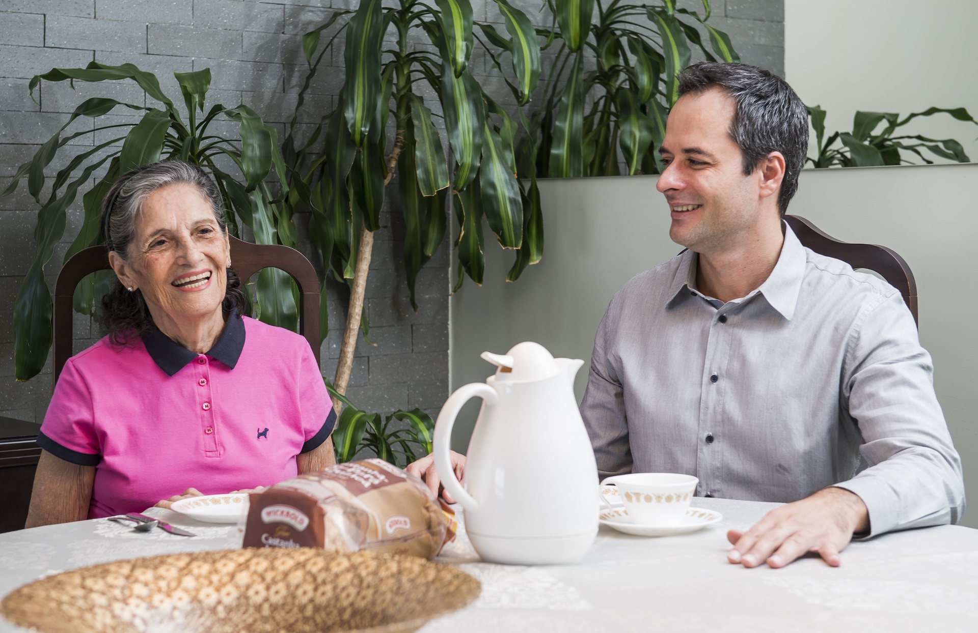 Mãe e filho voltam a dividir lar, após diagnóstico de Alzheimer Mãe e filho voltam a dividir lar, após diagnóstico de Alzheimer